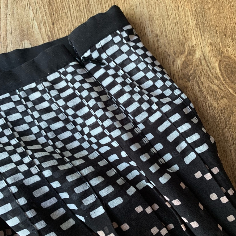Club Monaco Pleated Midi Skirt Size 00 Black White Geometric Print - Picture 6 of 9